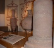 Basisbereich einer der neugefundenen Steinsulen im Museum